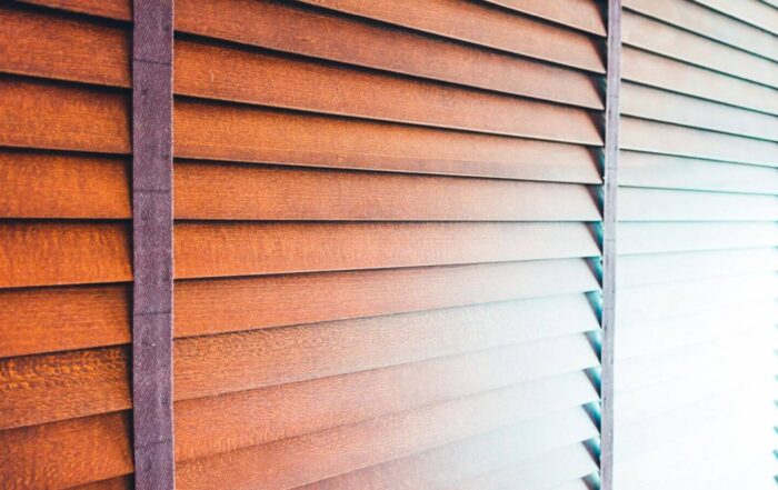 sposoby-konserwacji-rolet-drewnianych-ozdoba-okna-poznan