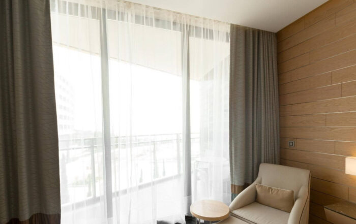 zaslony-panelowe-zamiast-drzwi-czy-to-dobry-pomysl-ozdoba-okna-poznan